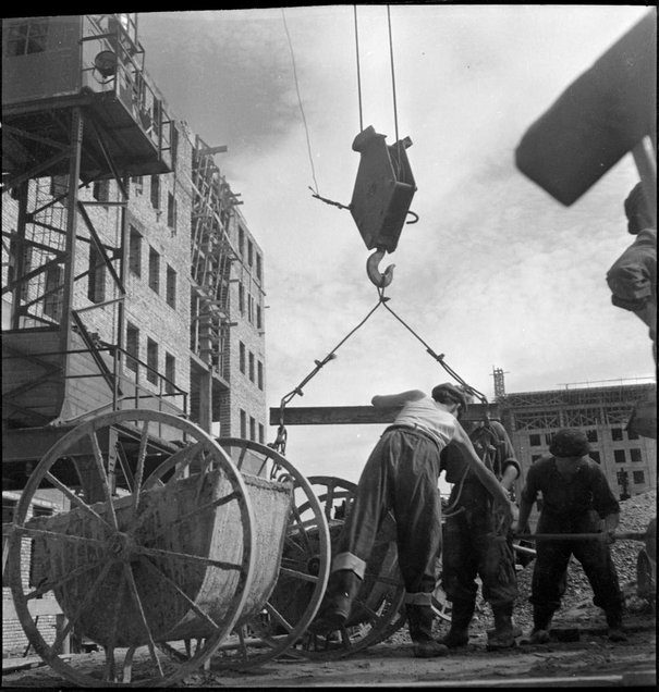 Edward Hartwig, Budowa Marszałkowskiej Dzielnicy Mieszkaniowej - robotnicy podczas pracy przy dźwigu, lata 50. XX w.