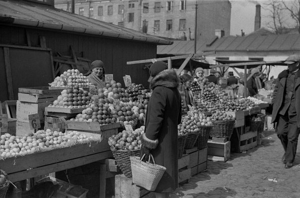 Henryk Poddębski, 	Stragany z jabłkami, pomarańczami i jajkami na placu Józefa Kercelego, 1934