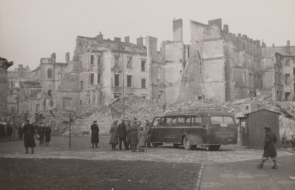 Ruiny zabudow przy ulicy Wierzbowej i Ossolińskich autorstwo nieznane ok. między 1939 a 1940