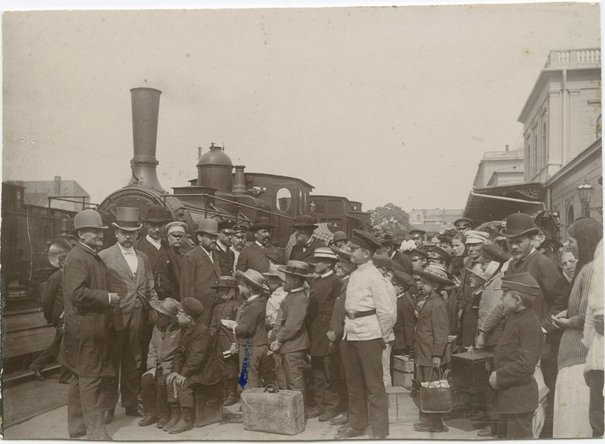Konrad Brandel, Wyjazd chłopców na kolonie letnie ze stacji kolei Warszawsko-Wiedeńskiej, lipiec 1892