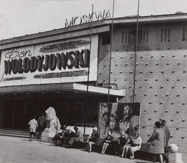 Edward Hartwig, Placard announcing the film "Colonel Wołodyjowski" above the entrance to the Moskwa cinema; Puławska St., 1968
