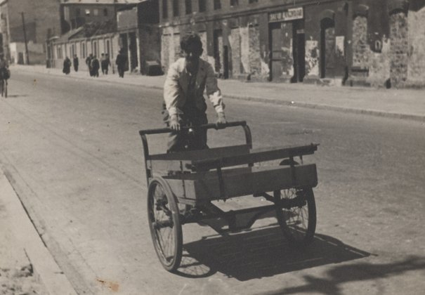 Zdzisław Sapiński jadący trycyklem na ulicy Grochowskiej autorstwo nieznane między 1940 a 1941