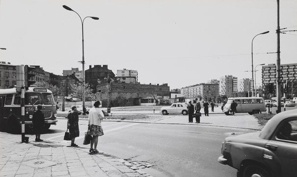 Małgorzata Janecka, Przejście dla pieszych przez ulicę Raszyńską przy placu Zawiszy, ok. 1973