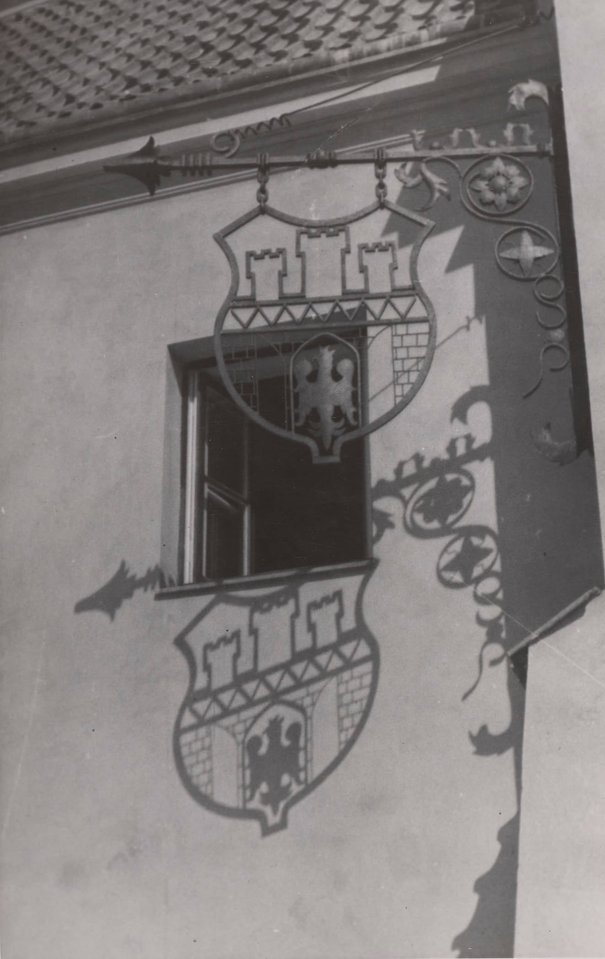 Władysław Piotrowski, Dziekanka, fragment elewacji, 1948